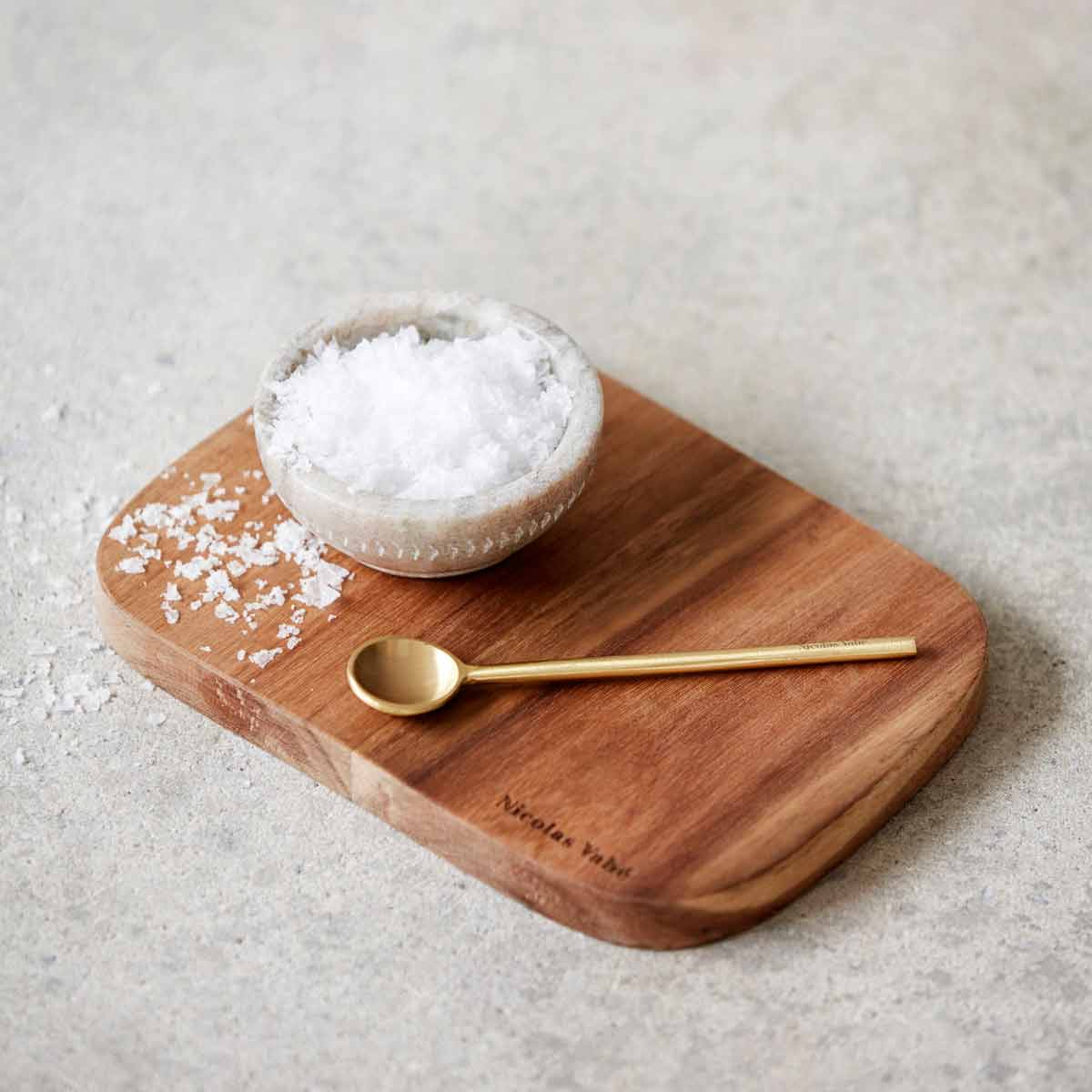 Schneidebrettchen aus Holz für kleine Beilagen - Mit Salzbox und Löffel auf dem Tisch