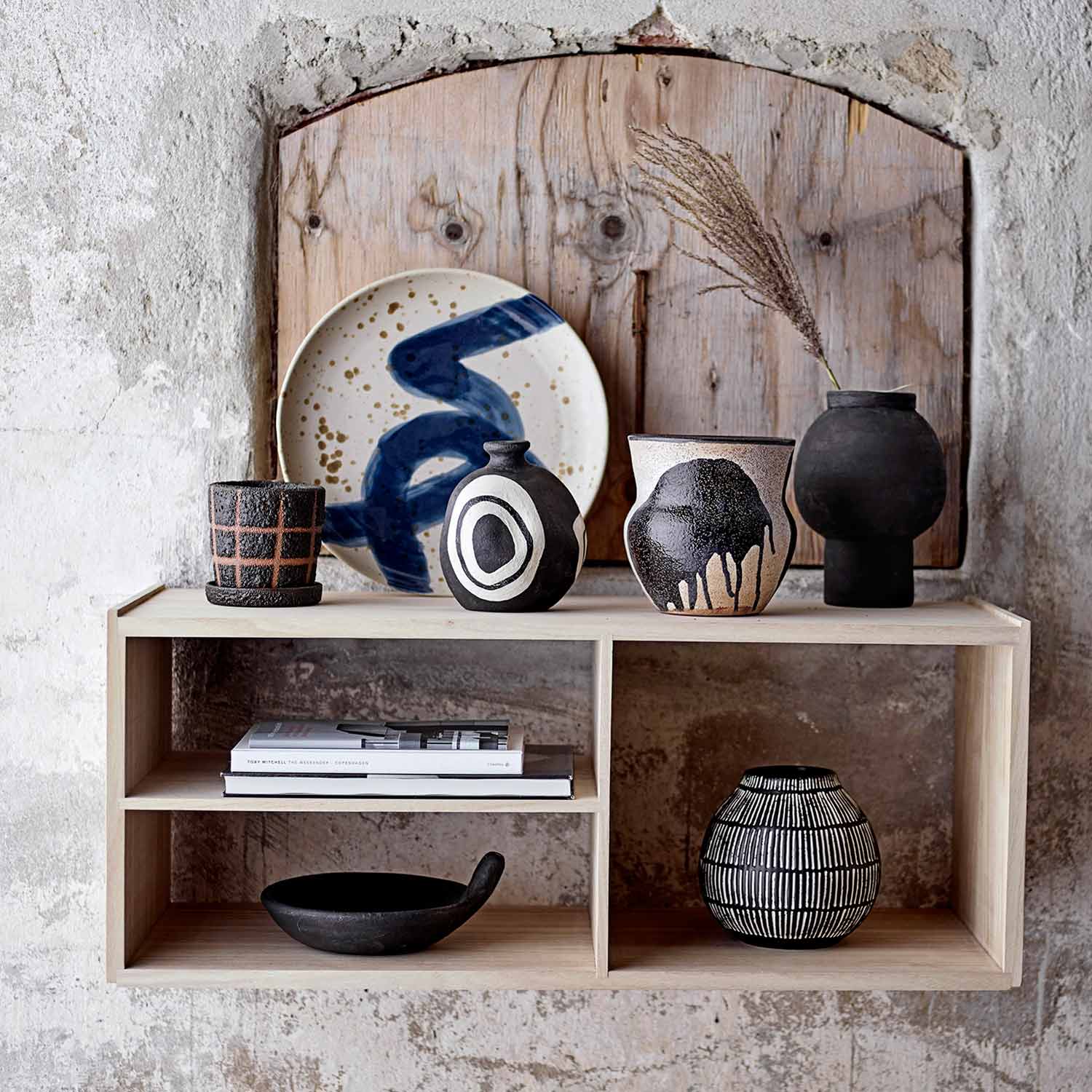 Blauer_Wandteller_82049847_3 Runder Wandteller mit blauem Muster - auf Rack stehend