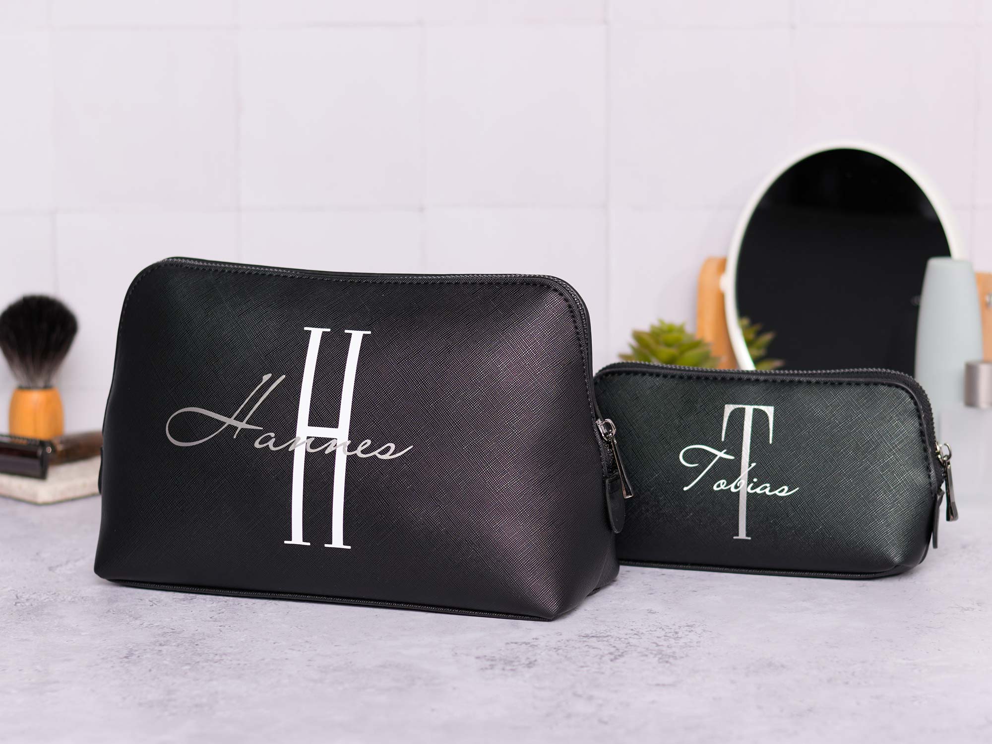 Kulturtasche_Herren_Initial_2 Personalisierter Kulturbeutel für Herren - Details