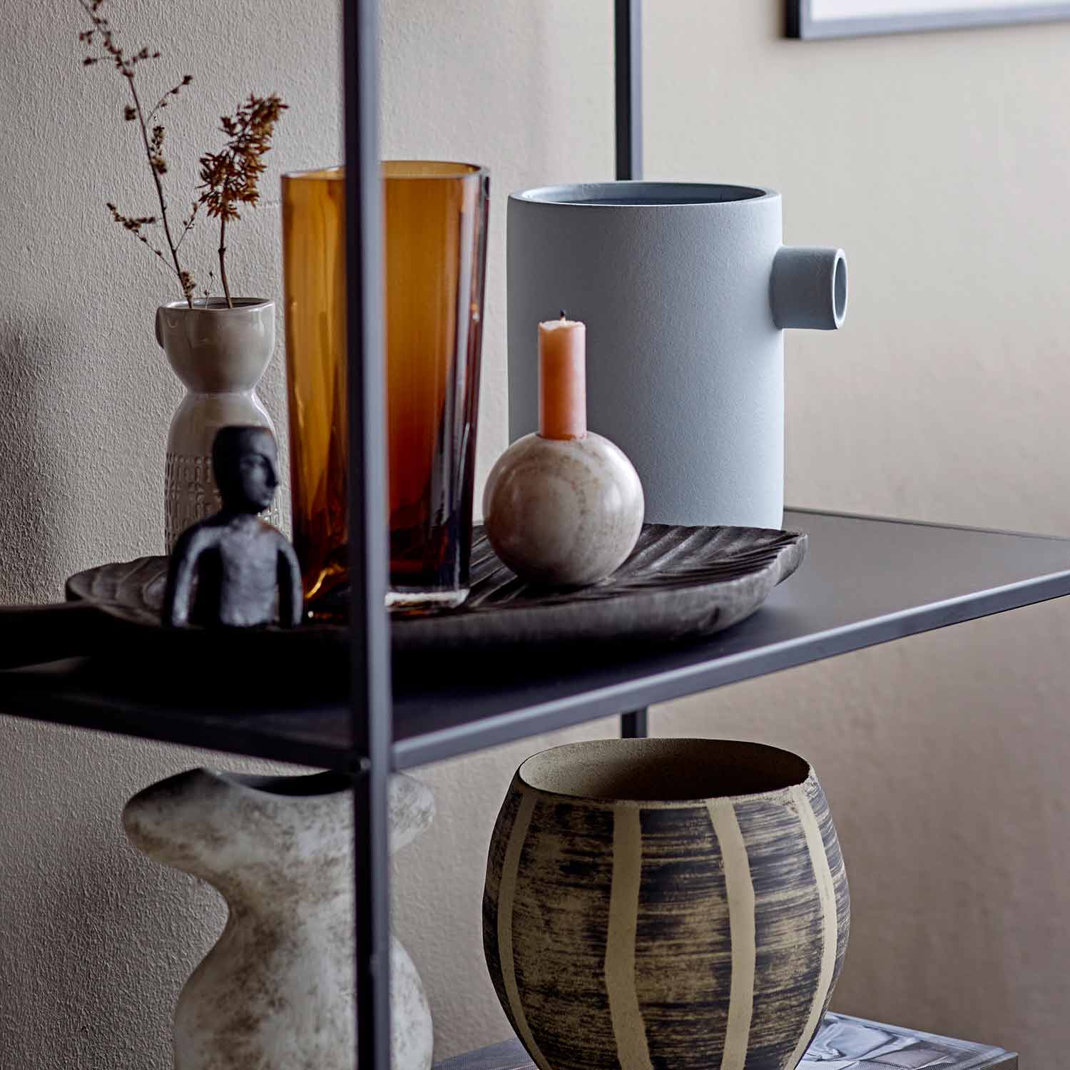 Dekotablett_aus_Mangoholz_82050222_8 Dekotablett in Blattform aus Mangoholz - mit Blumenvase