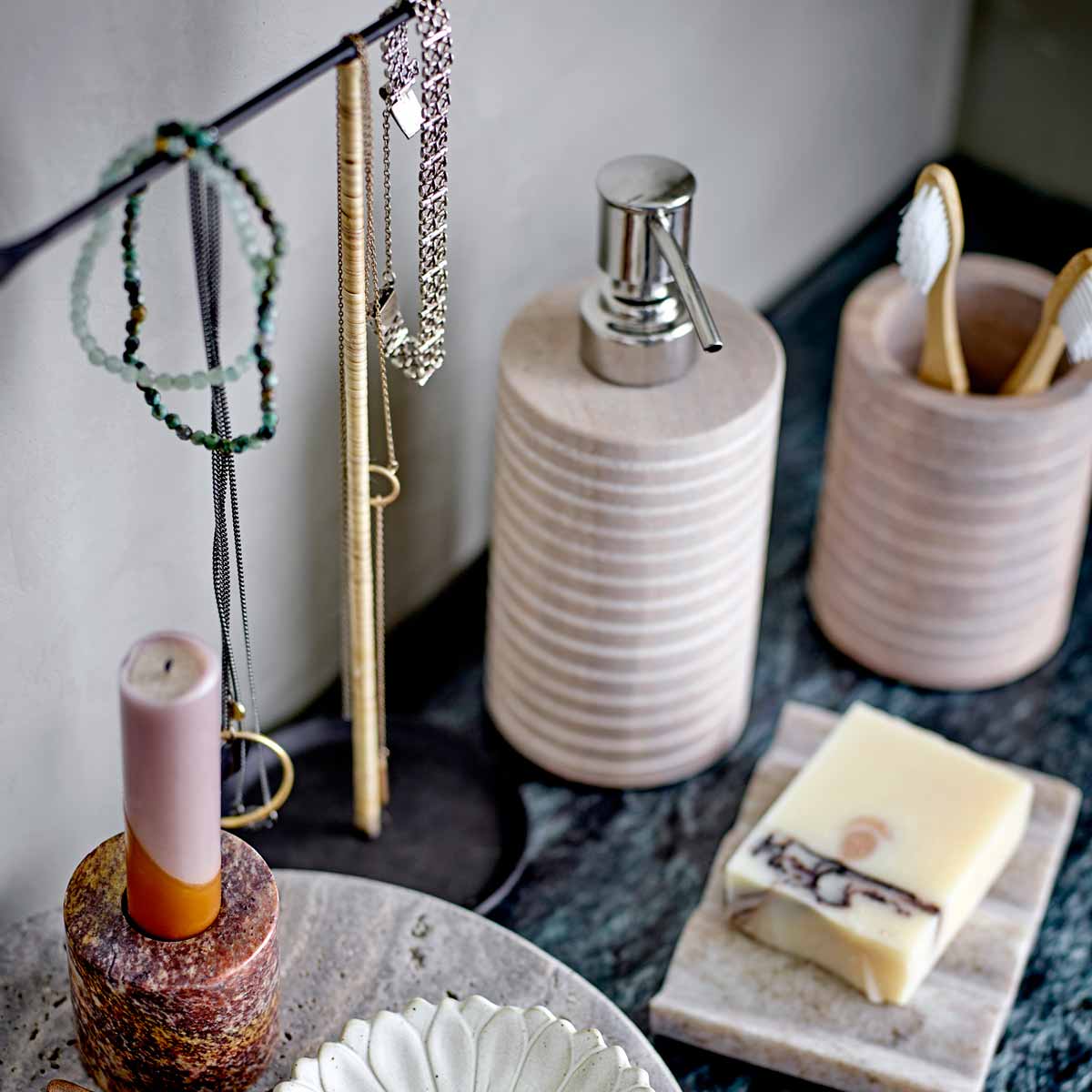 Seifenspender_Set_2 Badezimmer Set aus Seifenspender und Zahnputzbecher - Im Set auf dem Badezimmer Tisch
