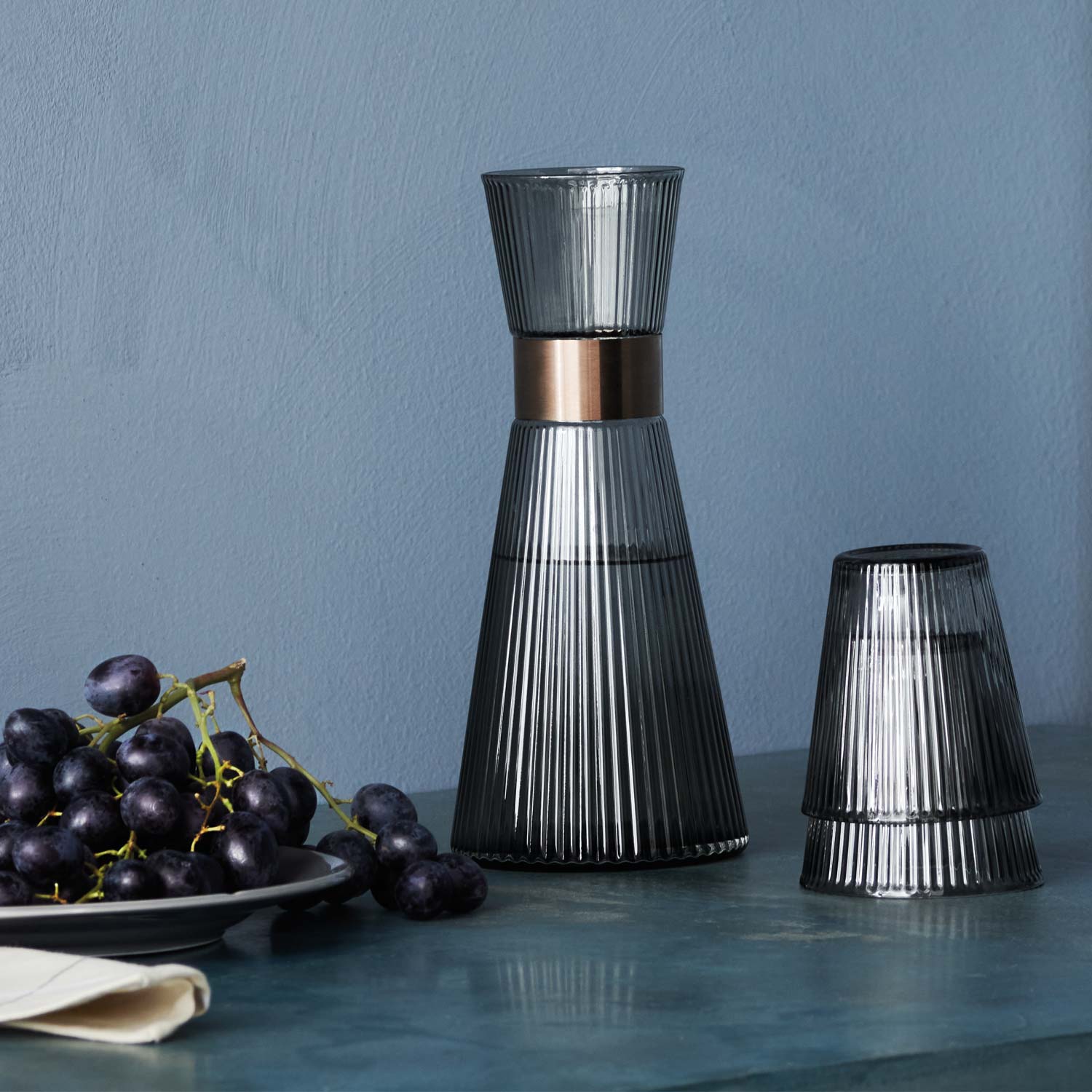 Karaffe_Grand_Cru_dark3 Wasserkaraffe Crand Cru dark mit einem Glas