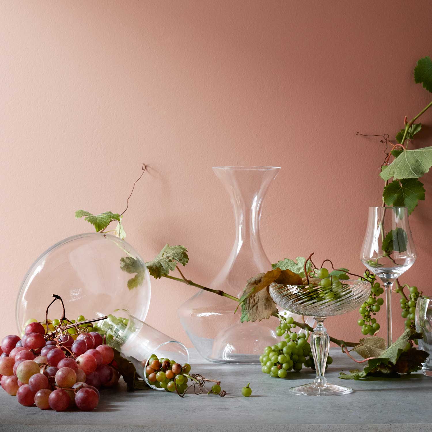 Dekanter für Rotwein aus mundgeblasenem Glas mit Weinreben