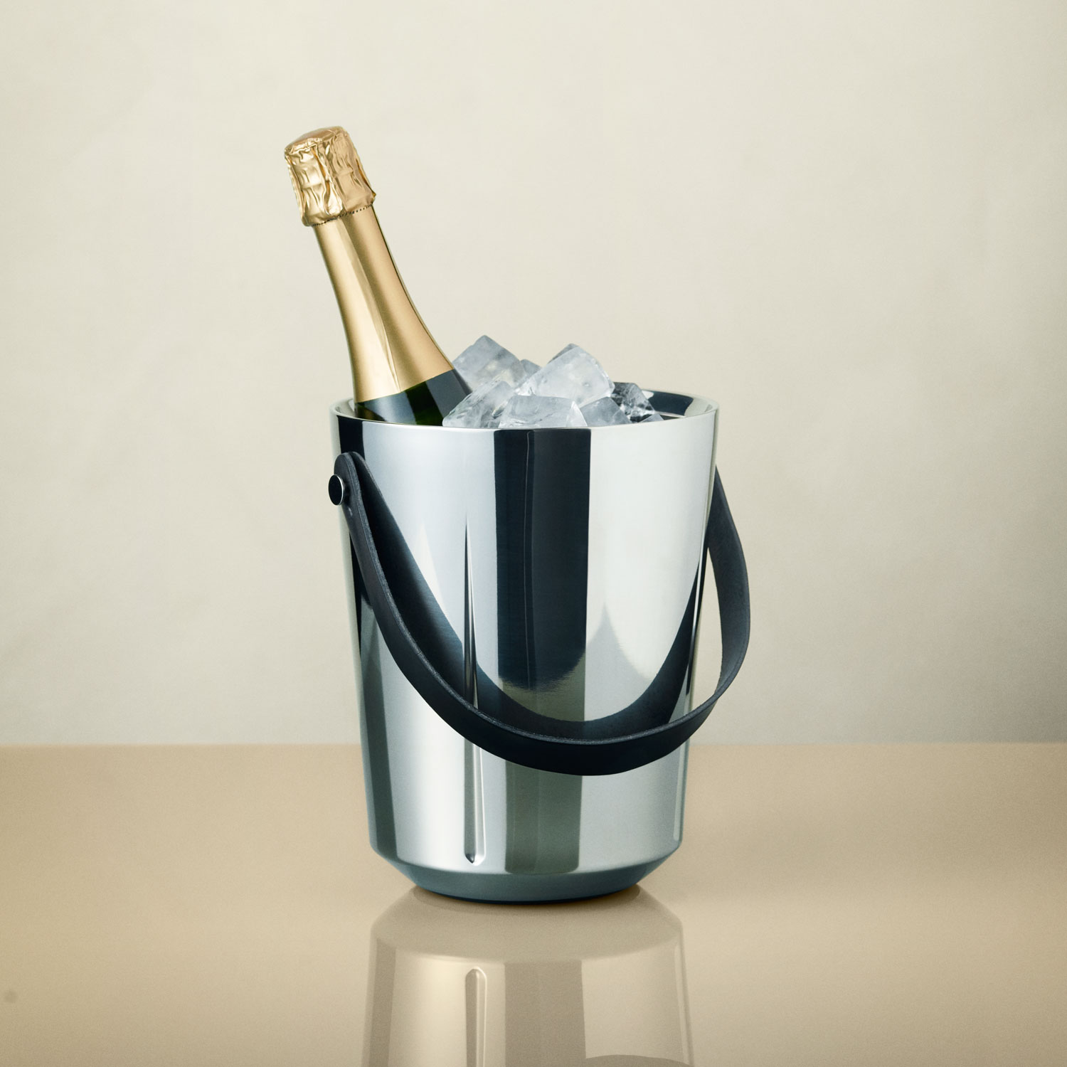 Champagnerkuhler-grand-cru2 Stilvoller Champagnerkühler aus Edelstahl mit Lederriemen mit Eis