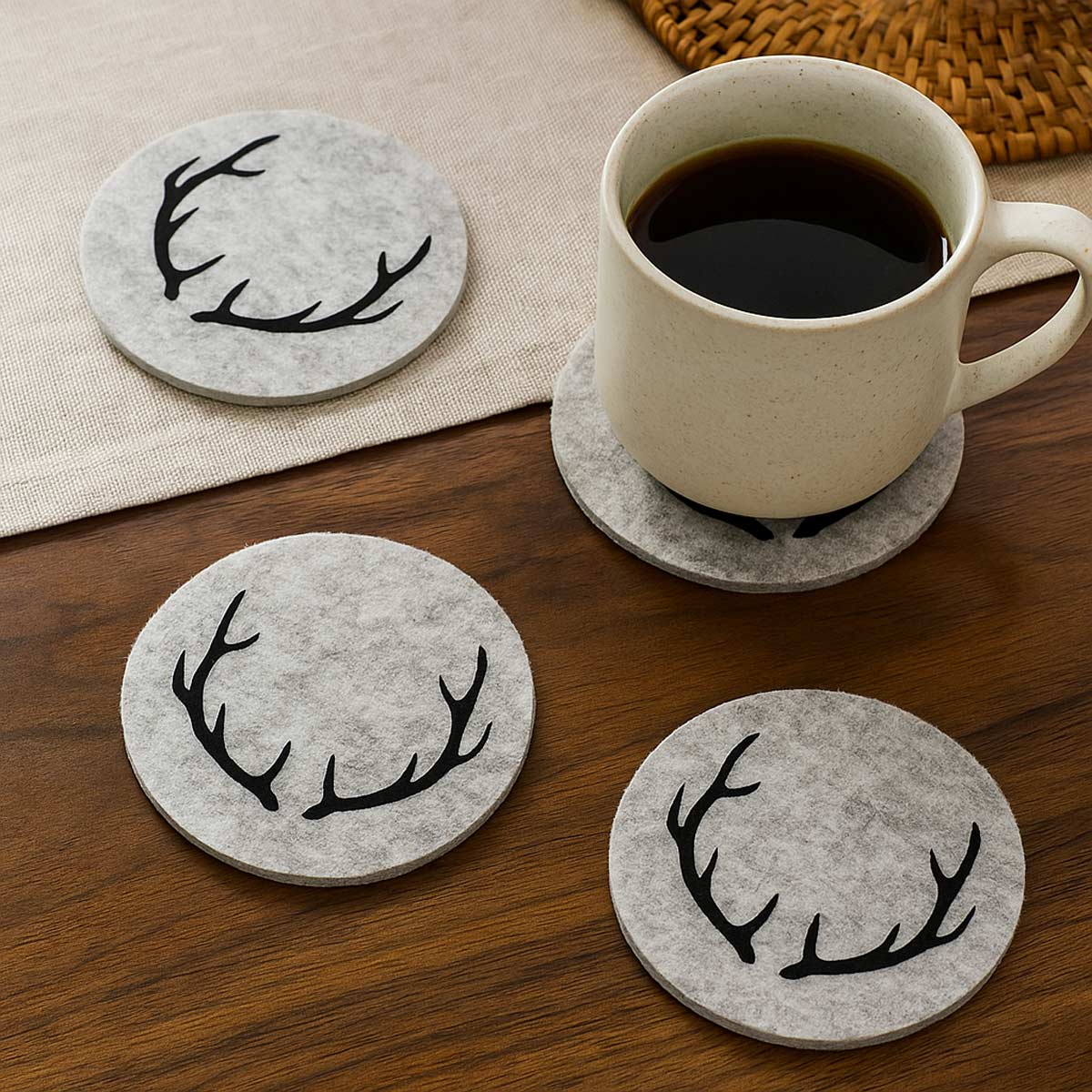 Filz Untersetzer Set aus Merinowolle – Rund – Hirschgeweih Motiv – 4er Set – Hellgrau Meliert
