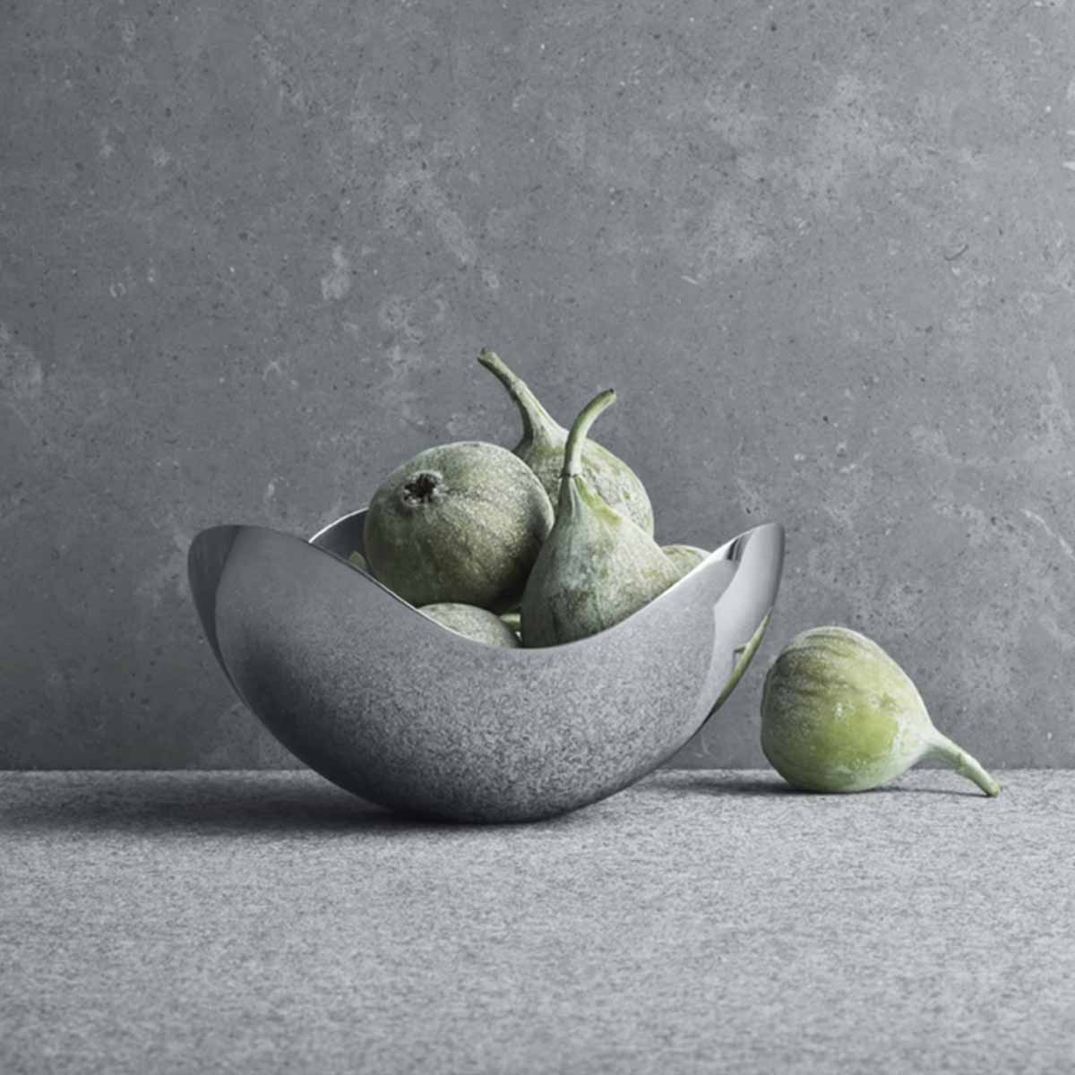 bloom_bowl_petit_georg_jensen_2 Handgefertigte Snack & Obstschale aus Edelstahl - mit Feigen gefüllt