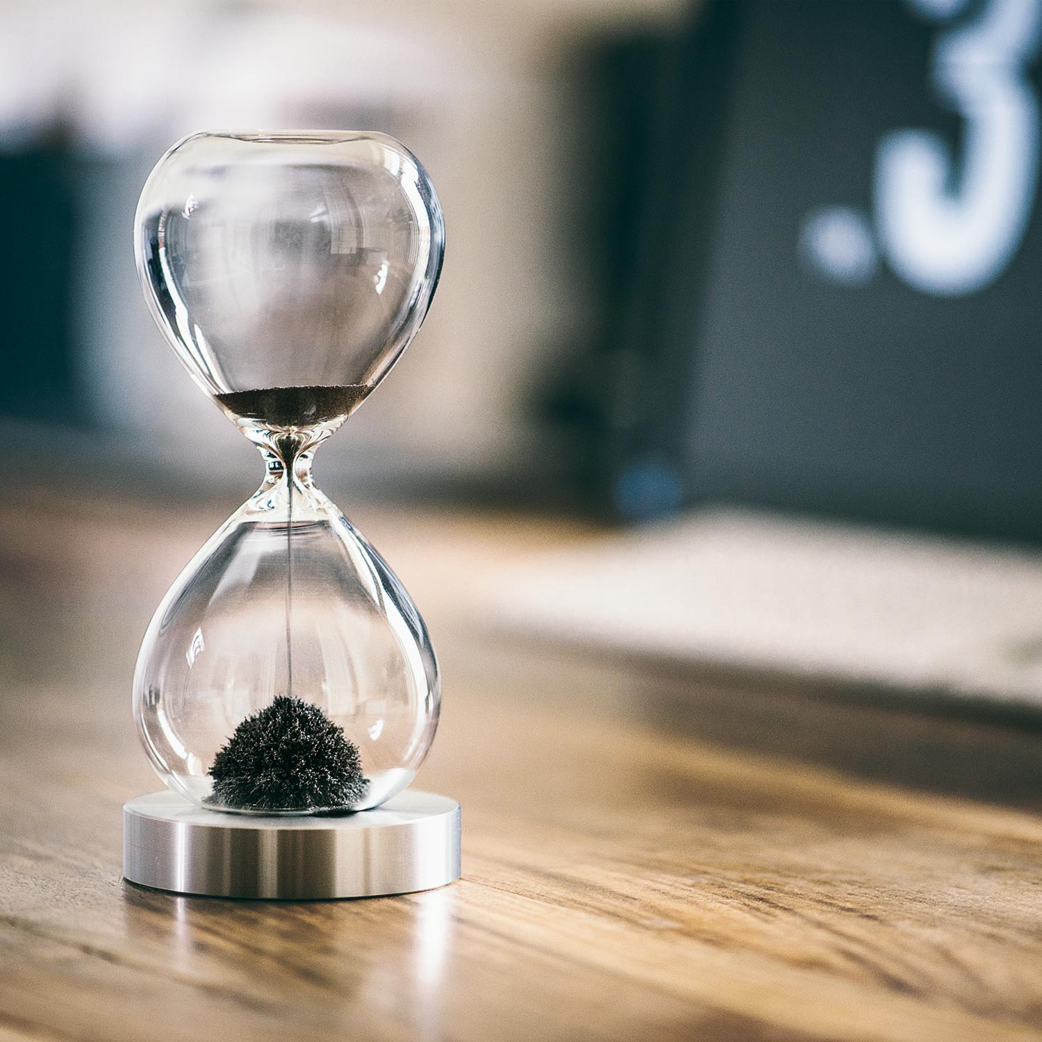 103004_LALA_Denkpause_mood1 Sanduhr in Detailaufnahme auf dem Tisch