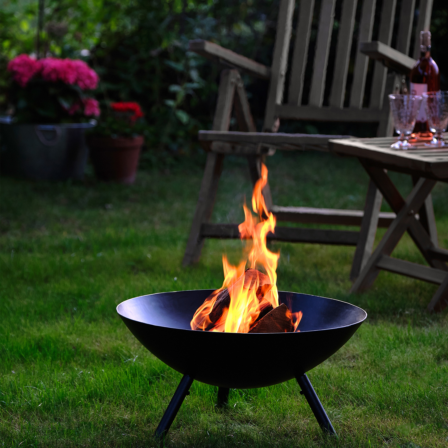 Grillschale im Garten