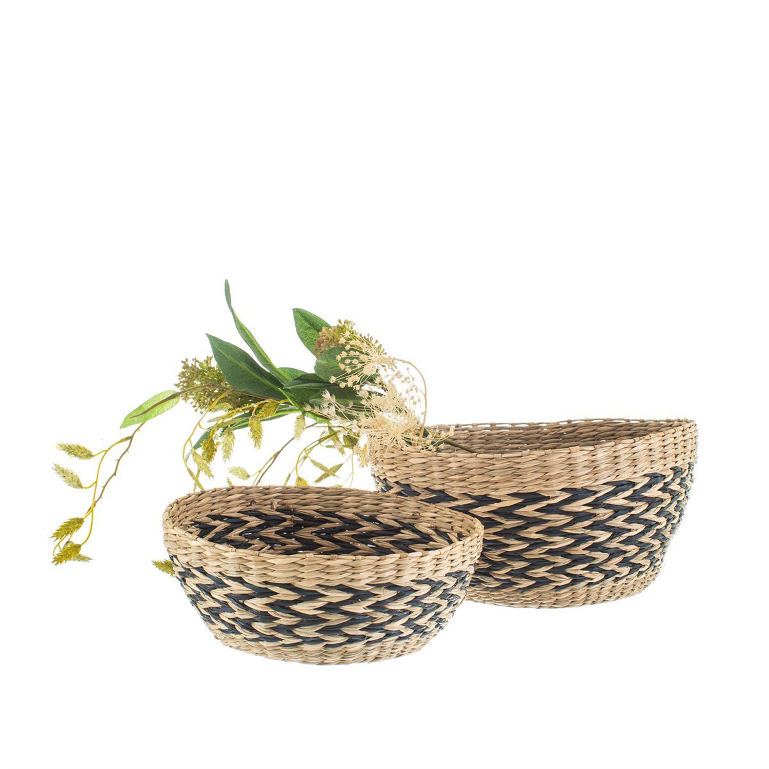 BASK027_B_Woven_Seagrass_Bowls_Set_2_Lifestyle Schalen-Set Black Chevron - mit Deko