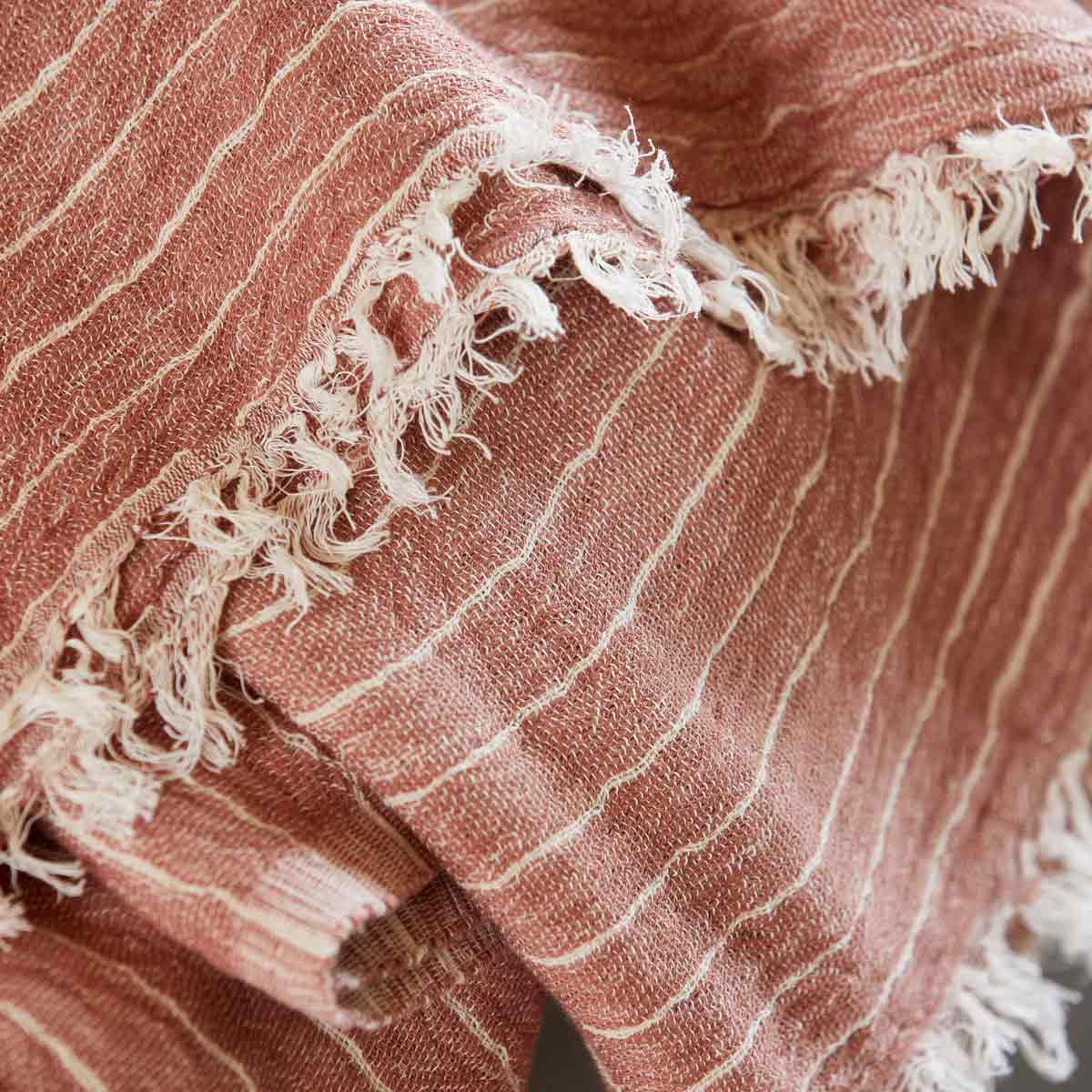 tagesdecke_alice_house_doctor_4 Rote Decke mit Streifen und Fransen - Fransen detailliert