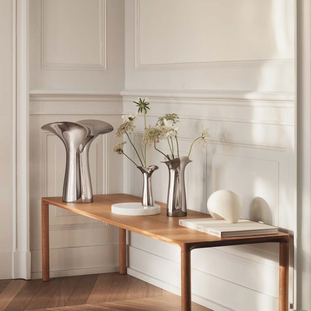 vase_boom_botanica_georg_jensen_2 Schlanke Blumenvase in Blütenform aus Edelstahl - alle Varianten Grössen auf einem Sideboard