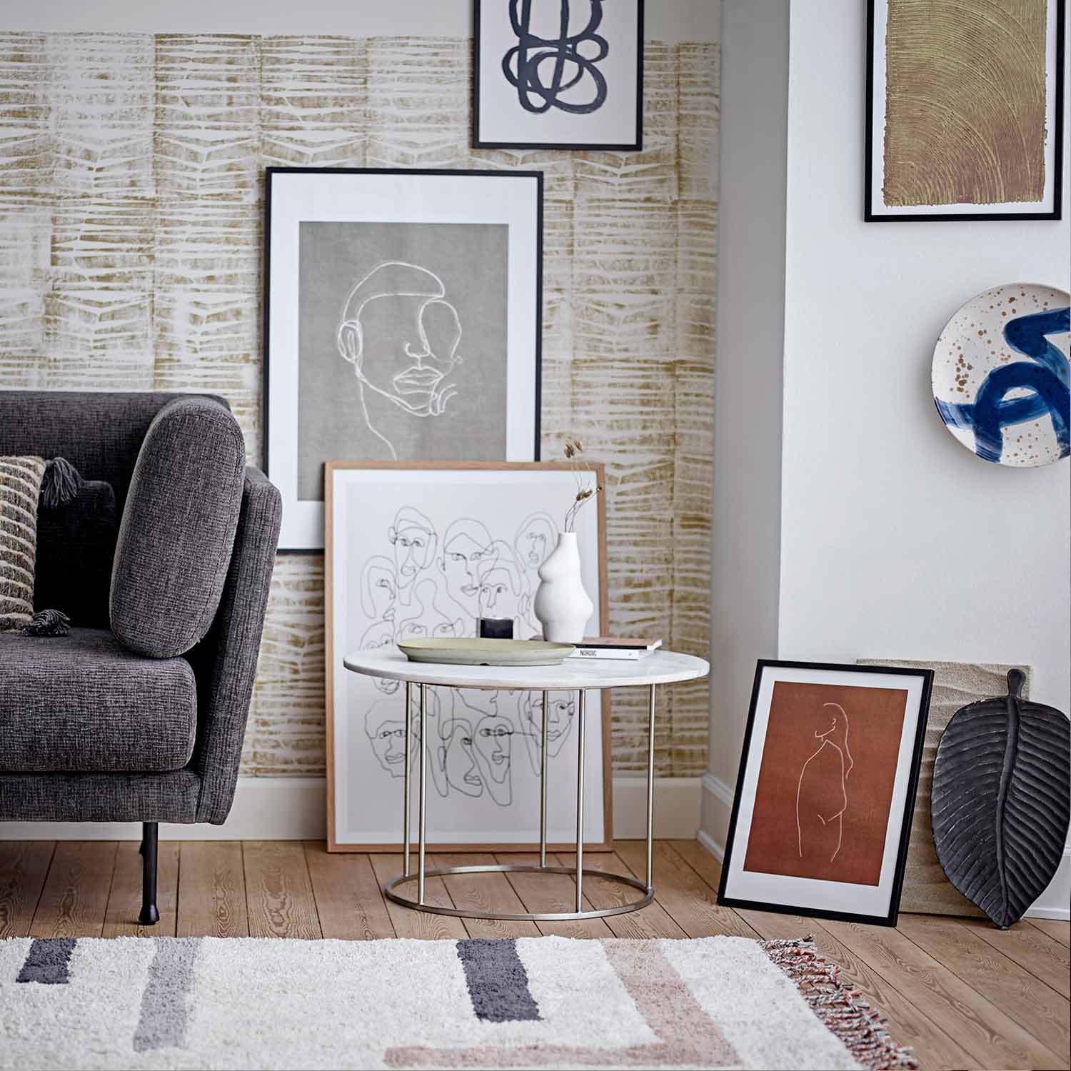 Blauer_Wandteller_82049847_5 Runder Wandteller mit blauem Muster - neben Bildern von Bloomingville