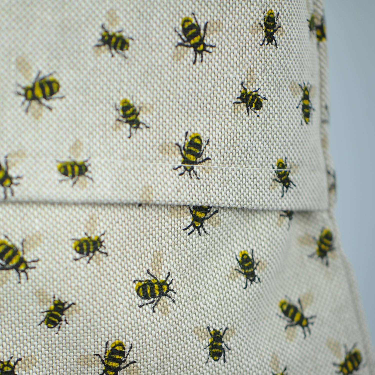 Kissenhülle mit Bienen-Motiven - Hotelverschluss