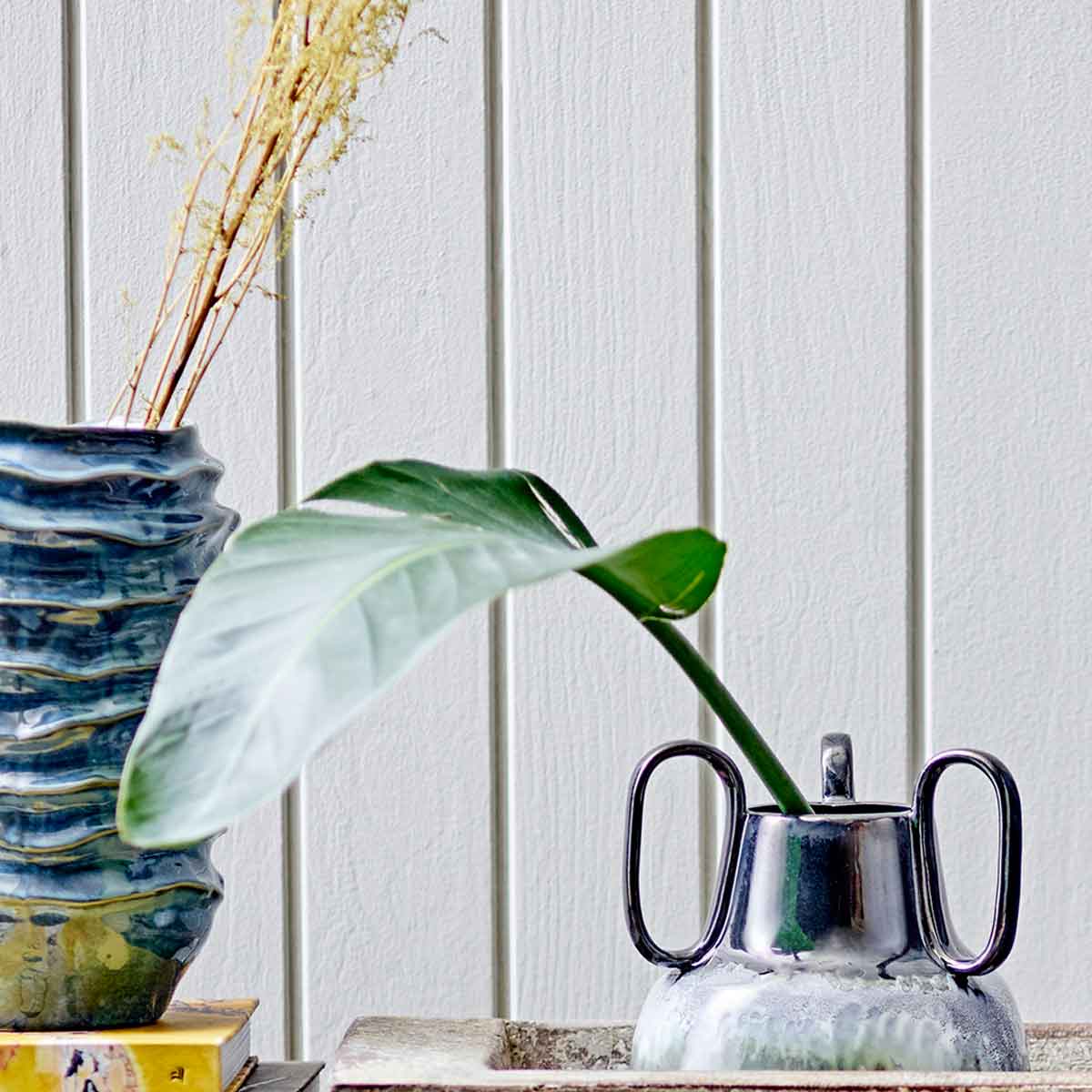Blaue_Blumenvase_82056984_1 Hohe Blumenvase in Wellenform für Blumen & Deko - mit Trockenblumen
