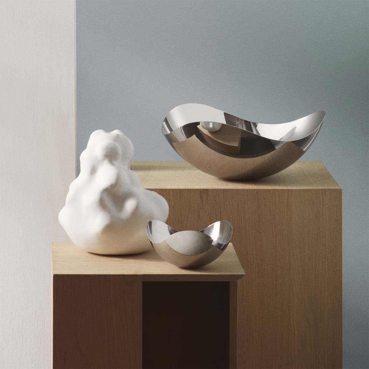 bloom_bowl_petit_georg_jensen_3 Handgefertigte Snack & Obstschale aus Edelstahl - als Dekoobjekt auf einem Holzblock
