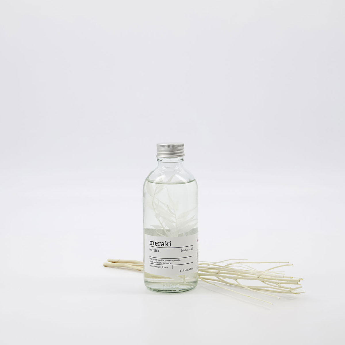 Diffuser_Timber_haze_309860034_2 Raumduft Timber haze mit Flakon aus Klarglas - Seitliche Ansicht mit geschlossener Flasche