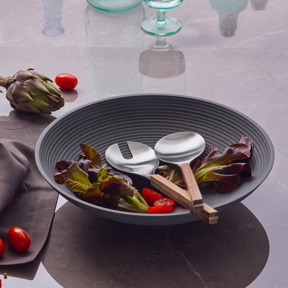 zen_obstschale_philippi_3 Runde Obstschale aus Aluminium in Steingut Optik - mit Salatbesteck aus Holz