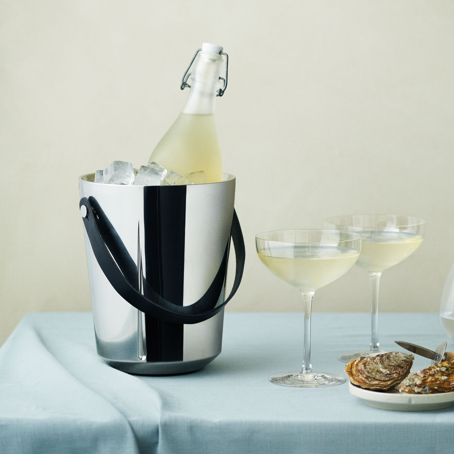 Champagnerkuhler-grand-cru4 Stilvoller Champagnerkühler aus Edelstahl mit Lederriemen mit Cocktailglas