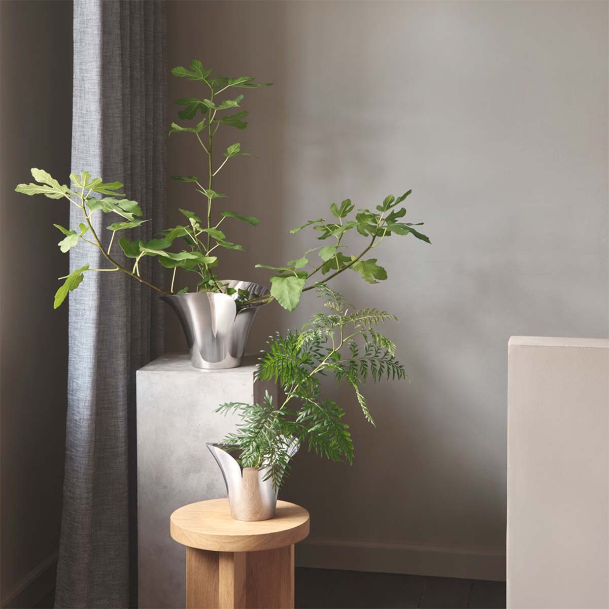 blumentopf_bloom_botanica_georg_jensen_4 Blumentopf aus hochglanz poliertem Edelstahl - auf einem Hocker mit Pflanze