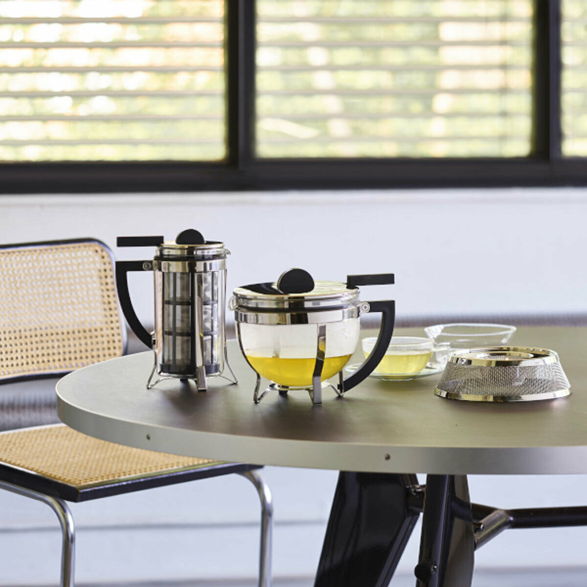 Teekanne-mit-Sieb-im-Bauhaus-Look-von-Philippi1 Stövchen aus Edelstahl im Bauhaus Design auf dem Tisch