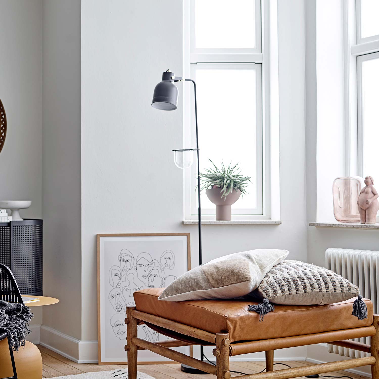 Dekoschale_82050126_03 Braune Dekoschale aus Metall für Schmuck und Pflanzen gefüllt